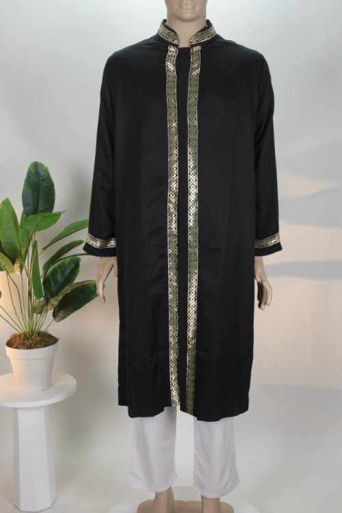 Siyah Şeritli Klasik Cüppe – Şerit Detaylı ve Birinci Sınıf İşçilikli Vakur Tasarım