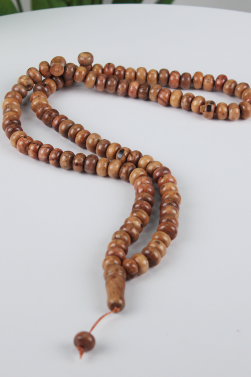 14 mm İri Tane Hakiki Zeytin Ağacı 99’lu Namaz Tespihi – Dolgun Tane Yapısı, Doğal Damarlı Doku ve Manevi Değeri Yüksek Ahşap Tespih