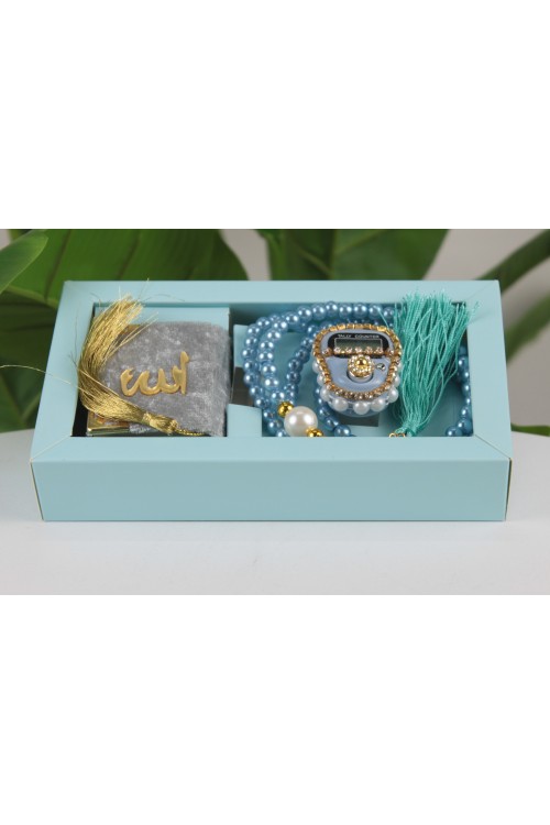 Açık Mavi Lüx Üçlü Manevi Hediye Seti – Mini Kuran-ı Kerim, Taşlı Zikirmatik ve İnci Tespih