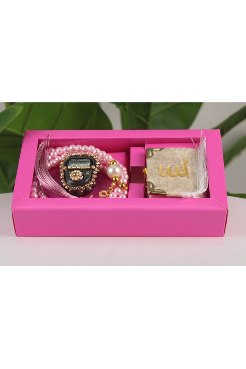 Pembe Lüx Üçlü Manevi Hediye Seti – Mini Kuran-ı Kerim, Taşlı Zikirmatik ve İnci Tespih