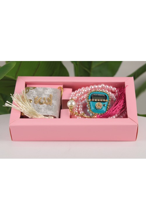 Toz Pembe Lüx Üçlü Manevi Hediye Seti – Mini Kuran-ı Kerim, Taşlı Zikirmatik ve İnci Tespih