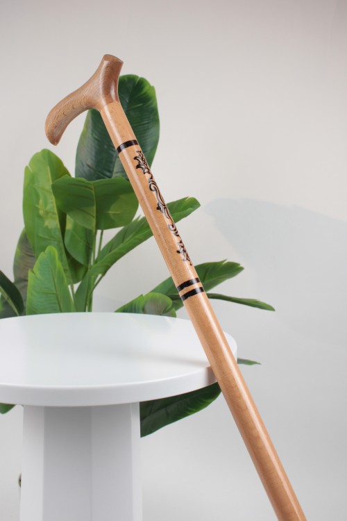Klasik Sabit Ağaç Baston – El İşçiliği İşlemeli, Ergonomik Saplı ve Dayanıklı Kayın Ağacı