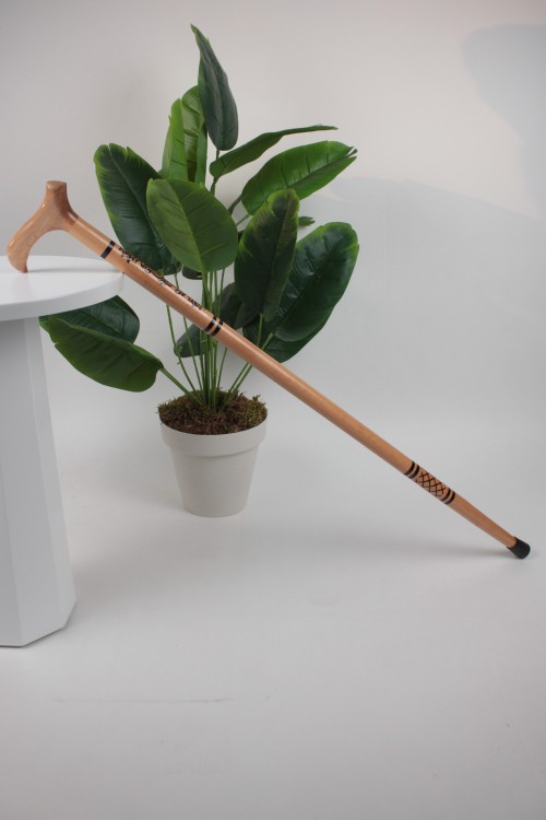 Klasik Sabit Ağaç Baston – El İşçiliği İşlemeli, Ergonomik Saplı ve Dayanıklı Kayın Ağacı