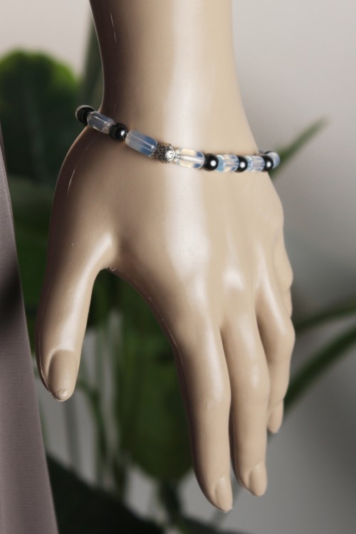 Ay Işığı Doğal Taş Bileklik – Hematit Aralıklı, Silindir Kesim, Esnek Yapılı ve Zarif Enerji Aksesuarı