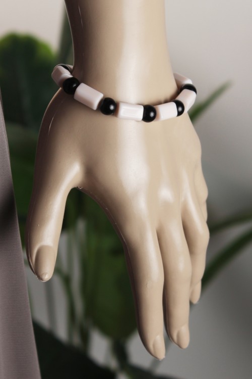 Renkli Silindir Model Bileklik – Sarı ve Beyaz Boncuklu, Parlak Dokulu ve Esnek Yapılı Enerjik Günlük Aksesuar-2