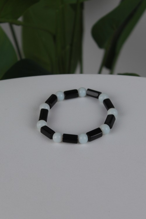 Renkli Silindir Model Bileklik – Sarı ve Beyaz Boncuklu, Parlak Dokulu ve Esnek Yapılı Enerjik Günlük Aksesuar-4