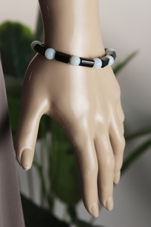 Renkli Silindir Model Bileklik – Sarı ve Beyaz Boncuklu, Parlak Dokulu ve Esnek Yapılı Enerjik Günlük Aksesuar-4