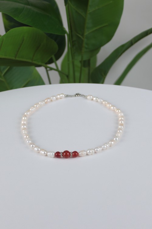 Bordo Beyaz Hakiki Doğuran İnci Kolye – Merkezde Üçlü Akik Taşı Detaylı, Yüksek Sedef Parlaklıklı ve Zarif Tasarım Doğal Taş Kolye