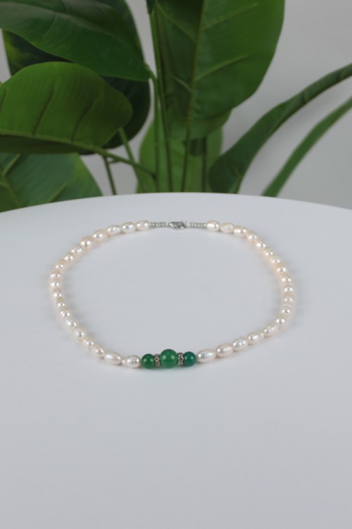 Yeşil Beyaz Hakiki Doğuran İnci Kolye – Merkezde Üçlü Akik Taşı Detaylı, Yüksek Sedef Parlaklıklı ve Zarif Tasarım Doğal Taş Kolye