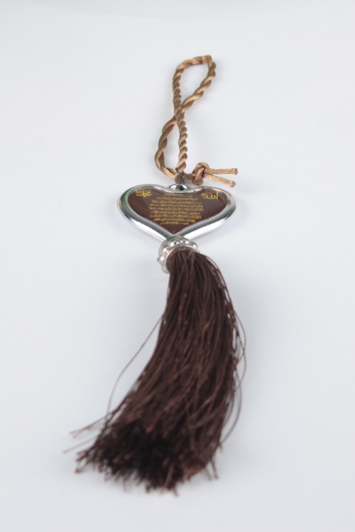 Kahverengi Ayetli Kalp Araba Süsü –  Ayetli, Püsküllü ve Manevi Değeri Yüksek Dikiz Aynası Aksesuarı