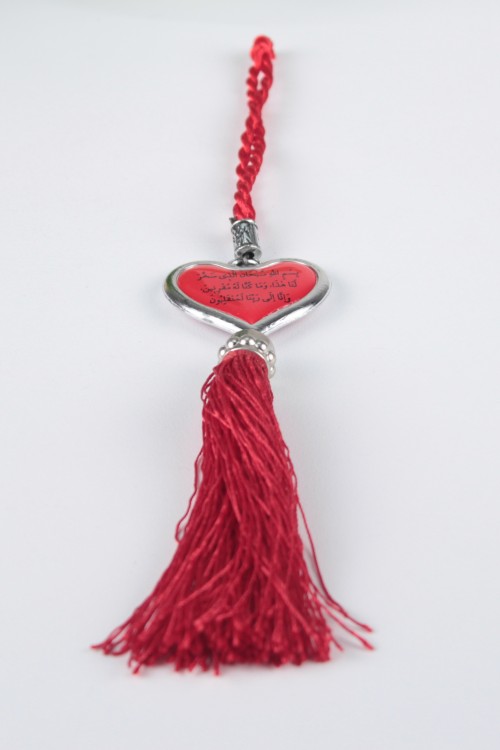 Kırmızı Ayetli Kalp Araba Süsü –  Ayetli, Püsküllü ve Manevi Değeri Yüksek Dikiz Aynası Aksesuarı