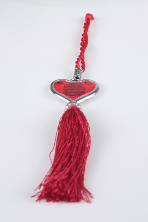 Kırmızı Ayetli Kalp Araba Süsü –  Ayetli, Püsküllü ve Manevi Değeri Yüksek Dikiz Aynası Aksesuarı