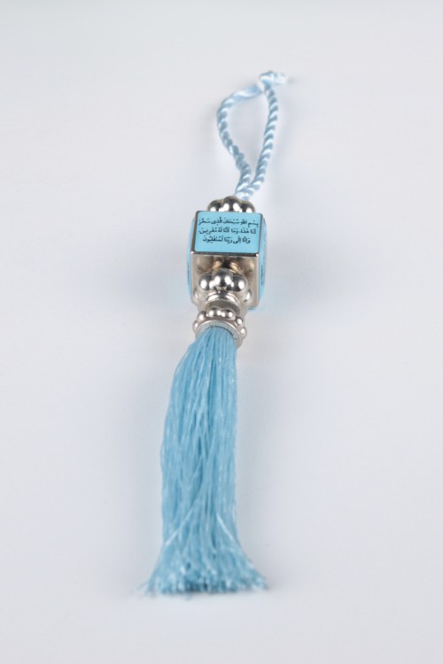 Açık Mavi Ayetli Küp Araba Süsü – Ayetli, Püsküllü ve Manevi Değeri Yüksek Dikiz Aynası Aksesuarı