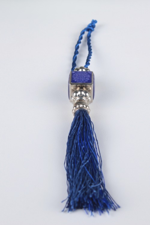 Lacivert -2 Ayetli Küp Araba Süsü – Ayetli, Püsküllü ve Manevi Değeri Yüksek Dikiz Aynası Aksesuarı