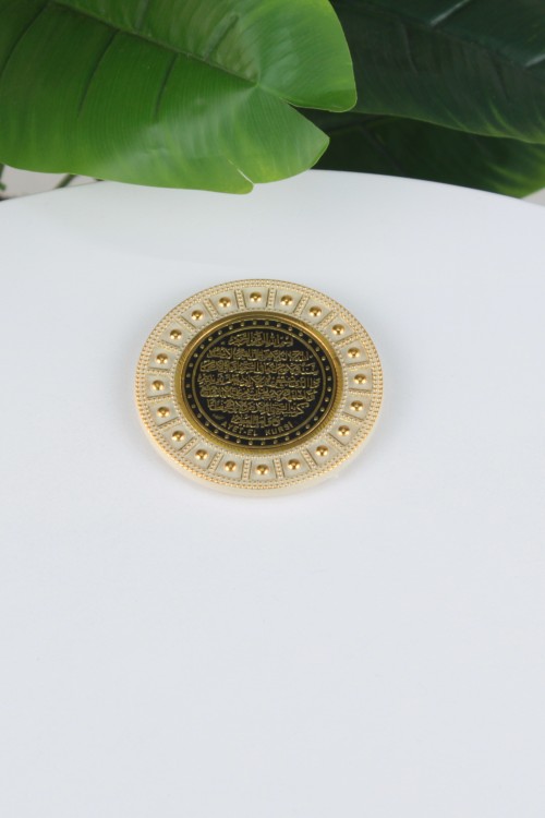 Beyaz Büyük Boy Ayetli Magnet – Ayet-el Kürsi İşlemeli, Altın Yaldızlı ve Estetik Çerçeveli Manevi Ev Aksesuarı