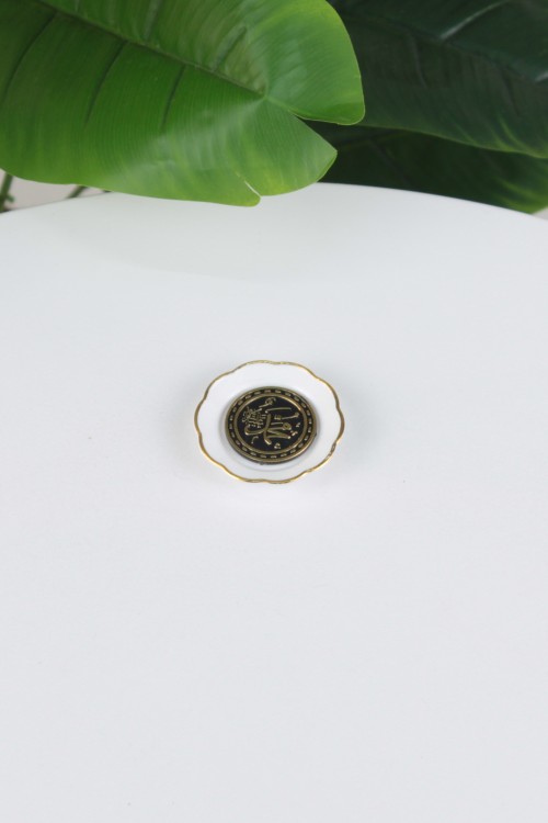 Beyaz Küçük Boy Ayetli Magnet – Altın Yaldızlı ve Çiçek Formlu Şık Manevi Magnet