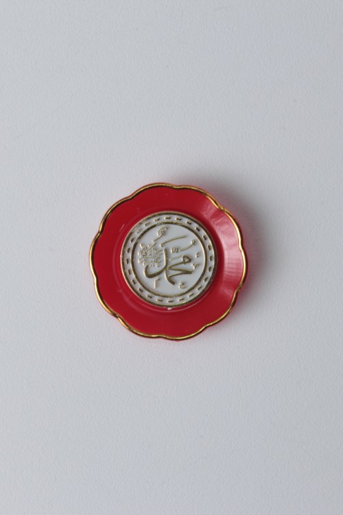 Kırmızı Küçük Boy Ayetli Magnet – Altın Yaldızlı ve Çiçek Formlu Şık Manevi Magnet