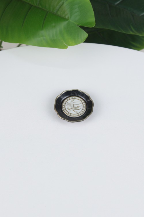 Siyah Küçük Boy Ayetli Magnet – Altın Yaldızlı ve Çiçek Formlu Şık Manevi Magnet