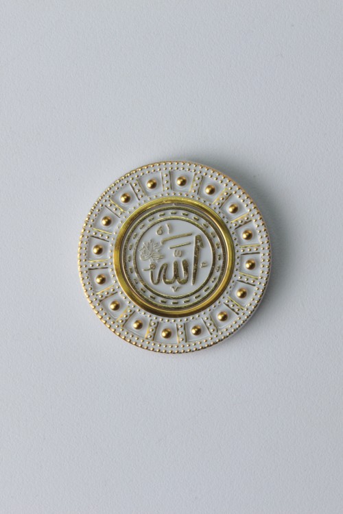 Beyaz Orta Boy Ayetli Magnet – Altın Yaldızlı ve İnci Görünümlü Estetik Çerçeveli Manevi Magnet