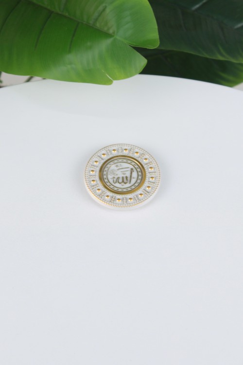 Beyaz Orta Boy Ayetli Magnet – Altın Yaldızlı ve İnci Görünümlü Estetik Çerçeveli Manevi Magnet