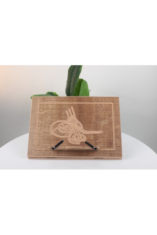 Ahşap Masaüstü MDF Rahle – Tuğra Desenli, Ayarlanabilir Kademeli ve Katlanabilir Ahşap Kitap Okuma Standı