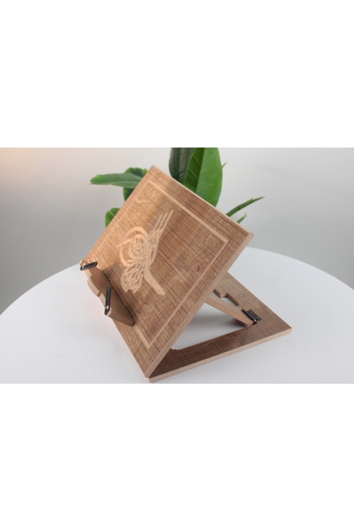 Ahşap Masaüstü MDF Rahle – Tuğra Desenli, Ayarlanabilir Kademeli ve Katlanabilir Ahşap Kitap Okuma Standı