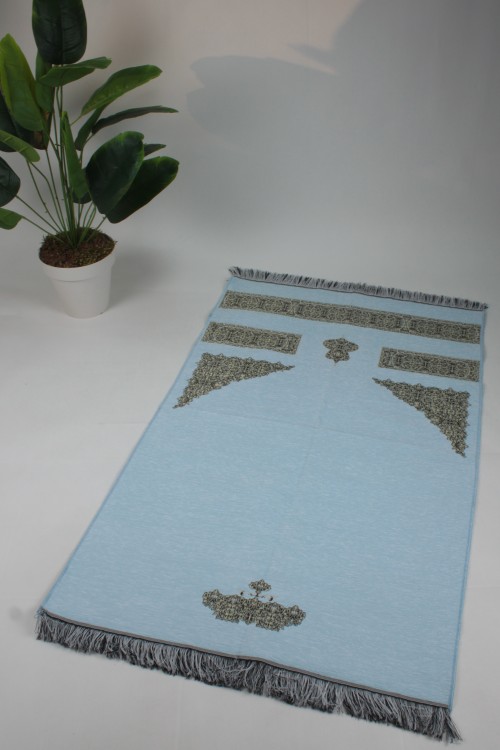 Mavi Kabe Kapısı Desenli Seccade – Jakarlı Dokuma, Pamuklu ve Manevi Değeri Yüksek Hac-Umre Hediyelik Namazlığı