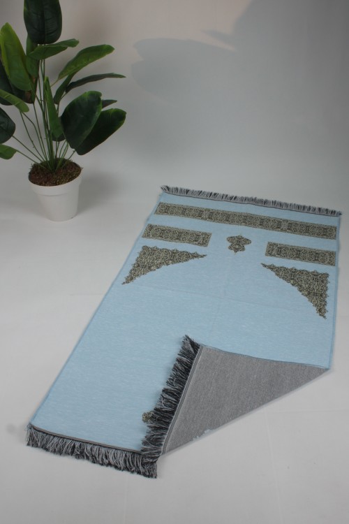 Mavi Kabe Kapısı Desenli Seccade – Jakarlı Dokuma, Pamuklu ve Manevi Değeri Yüksek Hac-Umre Hediyelik Namazlığı