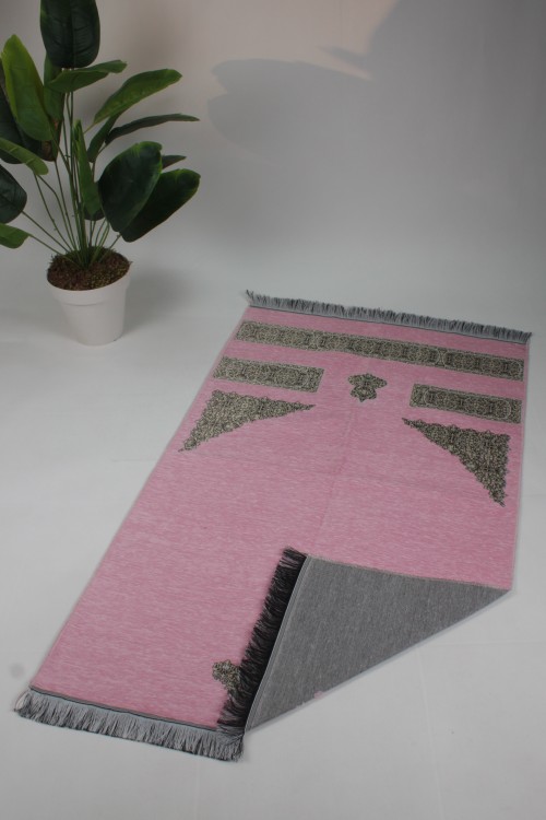 Pembe Kabe Kapısı Desenli Seccade – Jakarlı Dokuma, Pamuklu ve Manevi Değeri Yüksek Hac-Umre Hediyelik Namazlığı