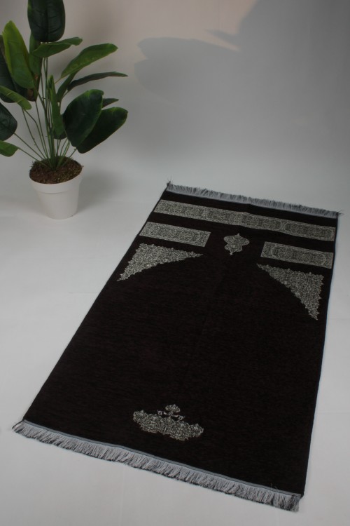 Siyah Kabe Kapısı Desenli Seccade – Jakarlı Dokuma, Pamuklu ve Manevi Değeri Yüksek Hac-Umre Hediyelik Namazlığı