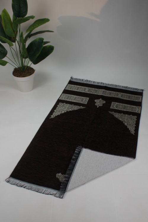 Siyah Kabe Kapısı Desenli Seccade – Jakarlı Dokuma, Pamuklu ve Manevi Değeri Yüksek Hac-Umre Hediyelik Namazlığı