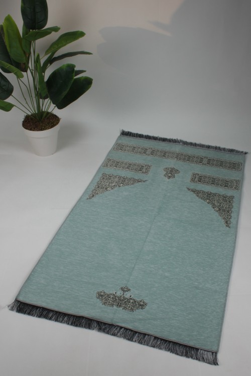 Yeşil Kabe Kapısı Desenli Seccade – Jakarlı Dokuma, Pamuklu ve Manevi Değeri Yüksek Hac-Umre Hediyelik Namazlığı