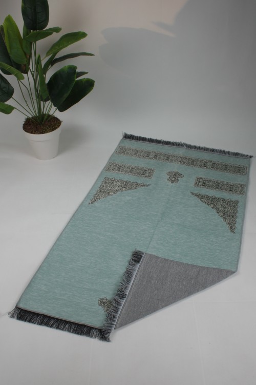 Yeşil Kabe Kapısı Desenli Seccade – Jakarlı Dokuma, Pamuklu ve Manevi Değeri Yüksek Hac-Umre Hediyelik Namazlığı