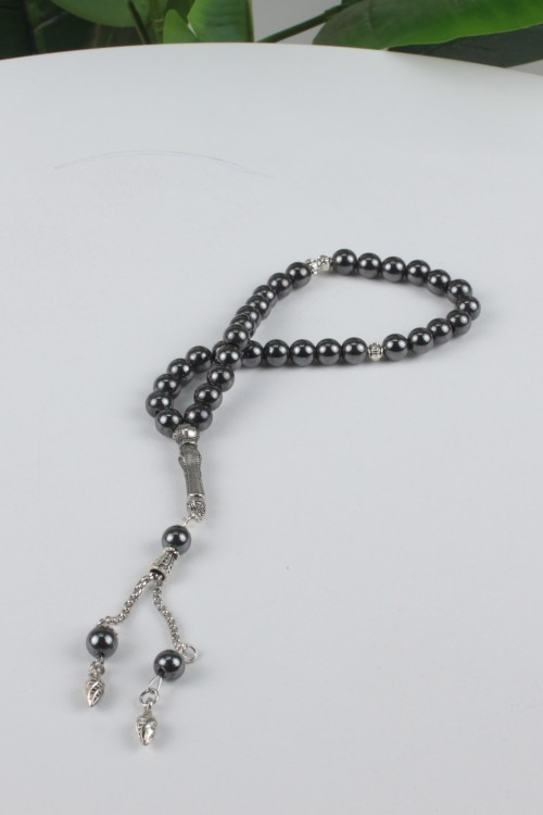 33'lü Hematit Doğal Taş Tespih – Gümüş Renkli Alpaka İmameli, Çift Hematit Kamçılı ve Metalik Işıltılı Şık Tasarım